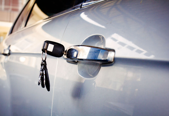 Wymiana zamka drzwiowego z drzwiami na Audi A4 B8