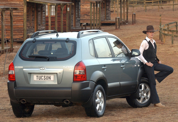 What is the length of the cargo being placed in the Hyundai Tuson's cabin when the trunk door is closed