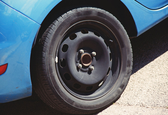 ¿Puede una rueda de tamaño completo encajar en un nicho para el Chevrolet Lactti?