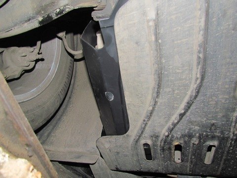 تركيب الجانب الأيسر من الحماية البلاستيكية للمحرك على Dodge Caliber