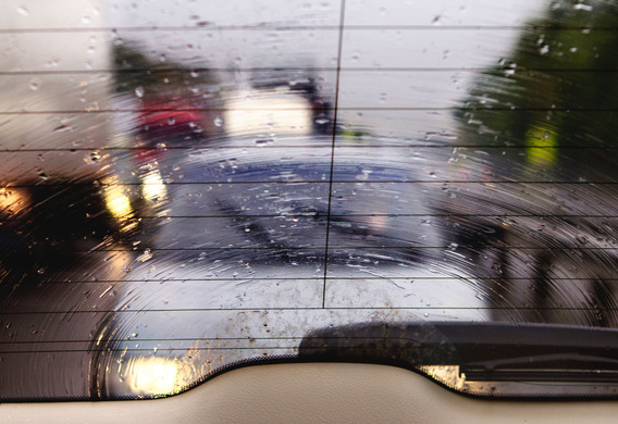 The Renault Fluence rear glass has not been heated properly.