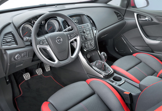 Installation de la poubelle dans l'Opel Astra J