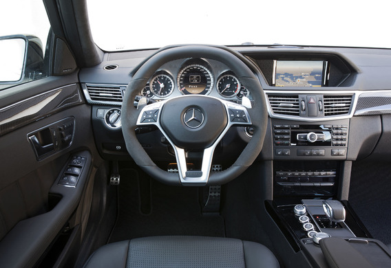 Jak dostosować wyświetlacz nadchodzącego SMS do wyświetlacza Audio 20 w Mercedesie E-Class (W212)
