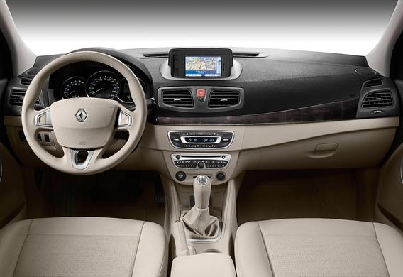 Perché due ruote sotto la condotta aerea di sinistra della Renault Fluence?