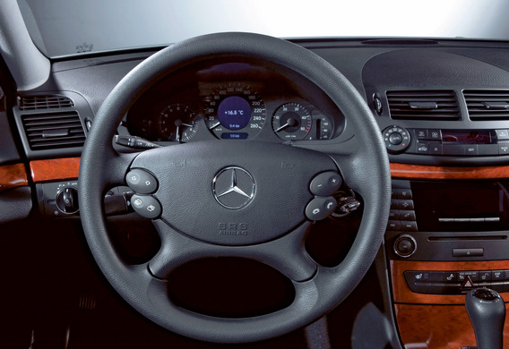 Quali funzioni vengono eseguite dai pulsanti di controllo sui manubri della Mercedes E-Class (W211)