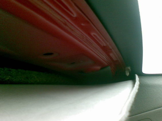 Stoke in der Hutablage in Mazda 6 I