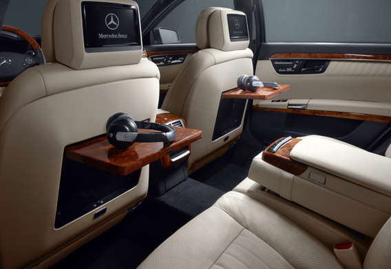 Come faccio a posizionare i poggiatesta attivi su Mercedes-Benz S-class (W221)?