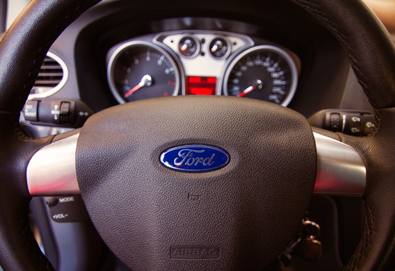 Installazione di ulteriori "glove box" sul pannello Ford Focus 2