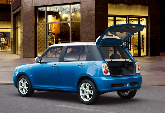 How do we lift the trunk of the trunk at the same time as the rear door of the Lifan Smiley?