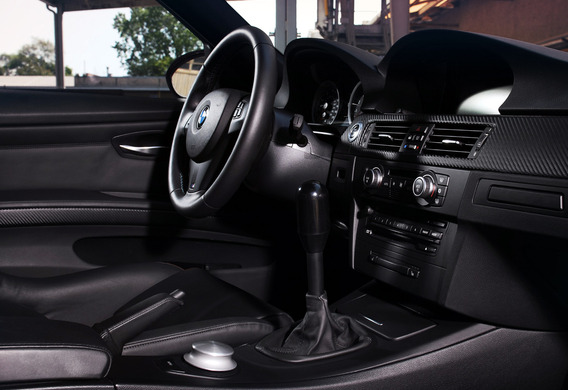 Przy dużej prędkości BMW serii 3 E90 pokazuje gwizdki i inne obce dźwięki