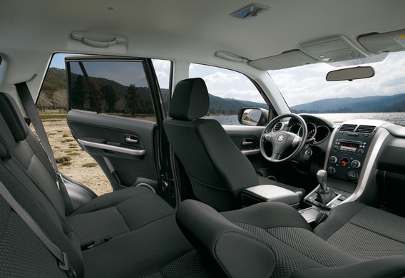 Zdejmowanie tylnych drzwi na Suzuki Grand Vitara II