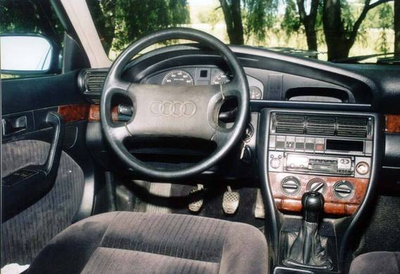 Retire los asientos delanteros del Audi 100 C4