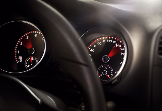 The speed at VW Golf VI is shown in miles per hour