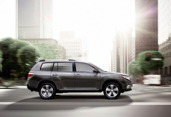 Come monitorare la velocità media e il consumo medio di carburante nella Toyota Highlander II