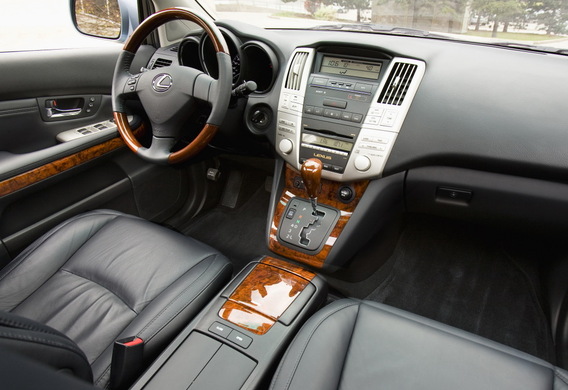 Why does it smell like dust in the Lexus RX II?