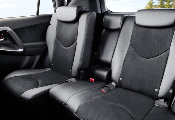 How do I fold back seats of Toyota RAV4 III?