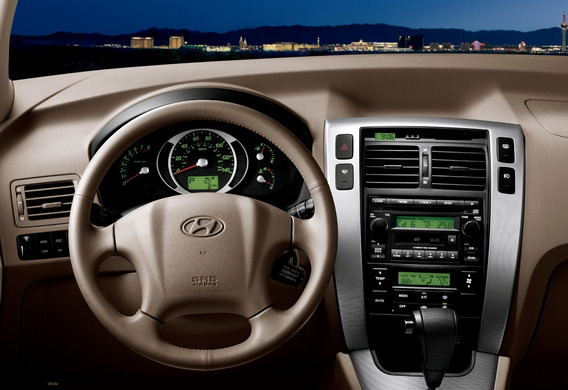 Quello di cui hai bisogno è uno slot alla console centrale di Hyundai Tucson a destra dell'orologio