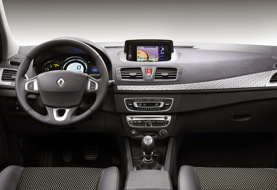 Scrip dans la partie droite du panneau avant de Renault Megane III