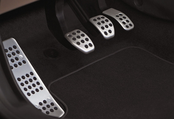 Come evidenziare i pedali nella Toyota Camry VII