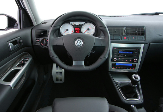The arrow at the VW panel of Volkswagen Golf IV does not fall below 1,200 rotations.