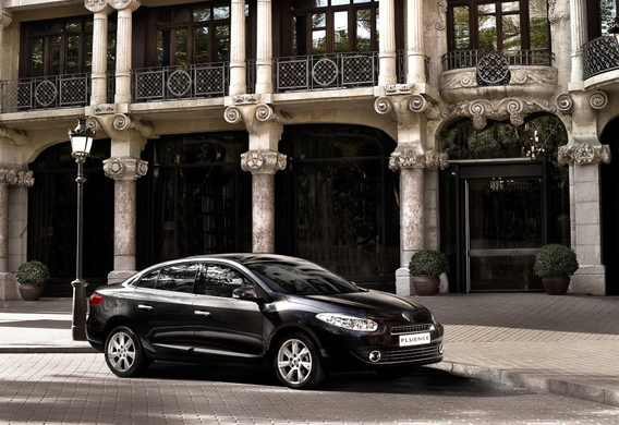 The Renault Fluence's ceiling sheathing was wrinkles.