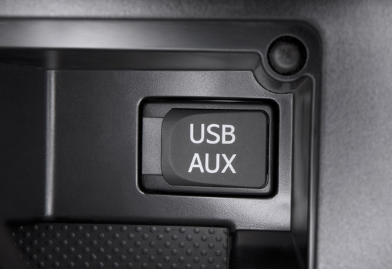 Czy podłączać odtwarzacz MP3 lub telefon do magnetu Hyundai Tucson, jeśli nie ma złącza AUX