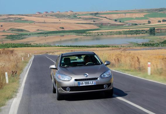 Under Renault Fluence, a puddle of water was formed during the parking lot