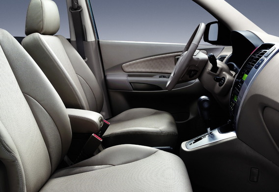 The front seat restraints in Hyundai Tucson were blabable and rattles.