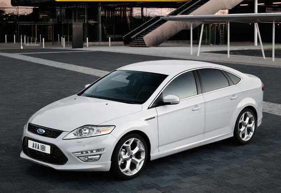 Which engine oil is recommended to be poured into the Ford Mondeo 4?