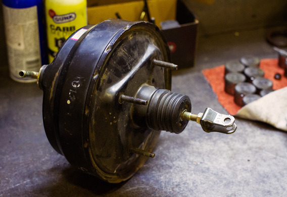 Repair of vacuum amp of brakes on Audi 100 C4