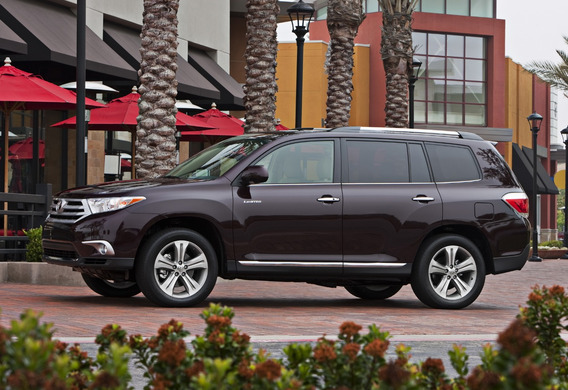 How the Toyota Highlander II behaves in a holo-ice or snowstorm