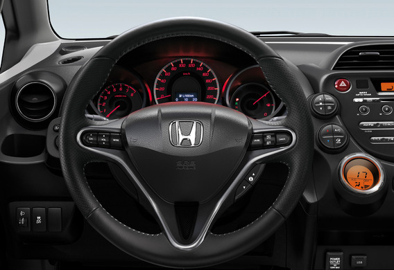 It jumpers the arrow of the tachometer, palpable swords while driving on the Honda Jazz