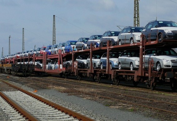 Wie man ein Auto per Bahn, LKW oder Schleppfahrzeug transportiert