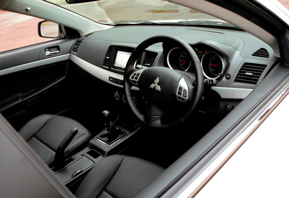 Installing a fully chrome internal doorknob at Mitsubishi Lancer X